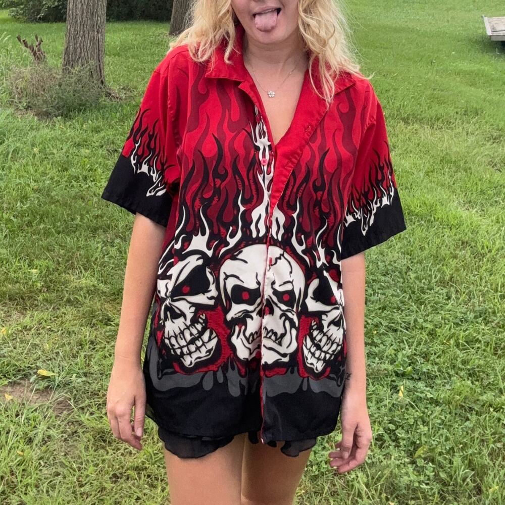 Vintage Y2K Steve & Barrys Club Shirt Flaming Skulls Red Black Size Medium Cyber